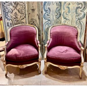 Paire de bergères Louis XV d’époque – Bois laqué blanc et doré, garniture violette