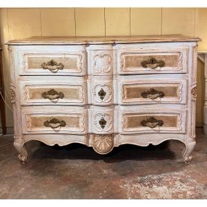 Commode provençale galbée à ressaut central, XVIIIe siècle, décor sculpté