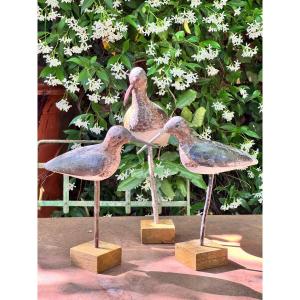 Trois échassiers en bois sculpté polychrome – Camargue, debut XXe siècle