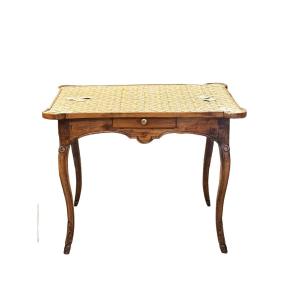 Table à jeu en noyer d’époque Louis XV, 18° siècle, plateau garni de tapisserie au petit point