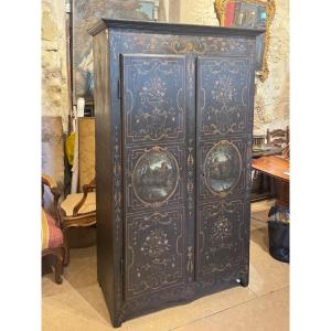 Armoire peinte d’Uzès du XVIIIe siècle à décor de paysages et bouquets