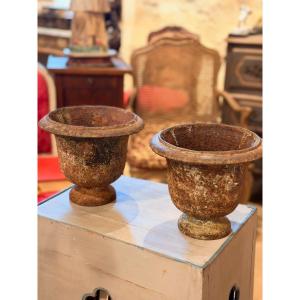 Paire de petits vases Médicis en fonte à têtes stylisées – XIXe siècle