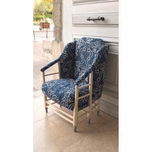 Bergère provençale du XVIIIe siècle en bois peint, garnie d’un ancien tissu piqué bleu de Nîmes