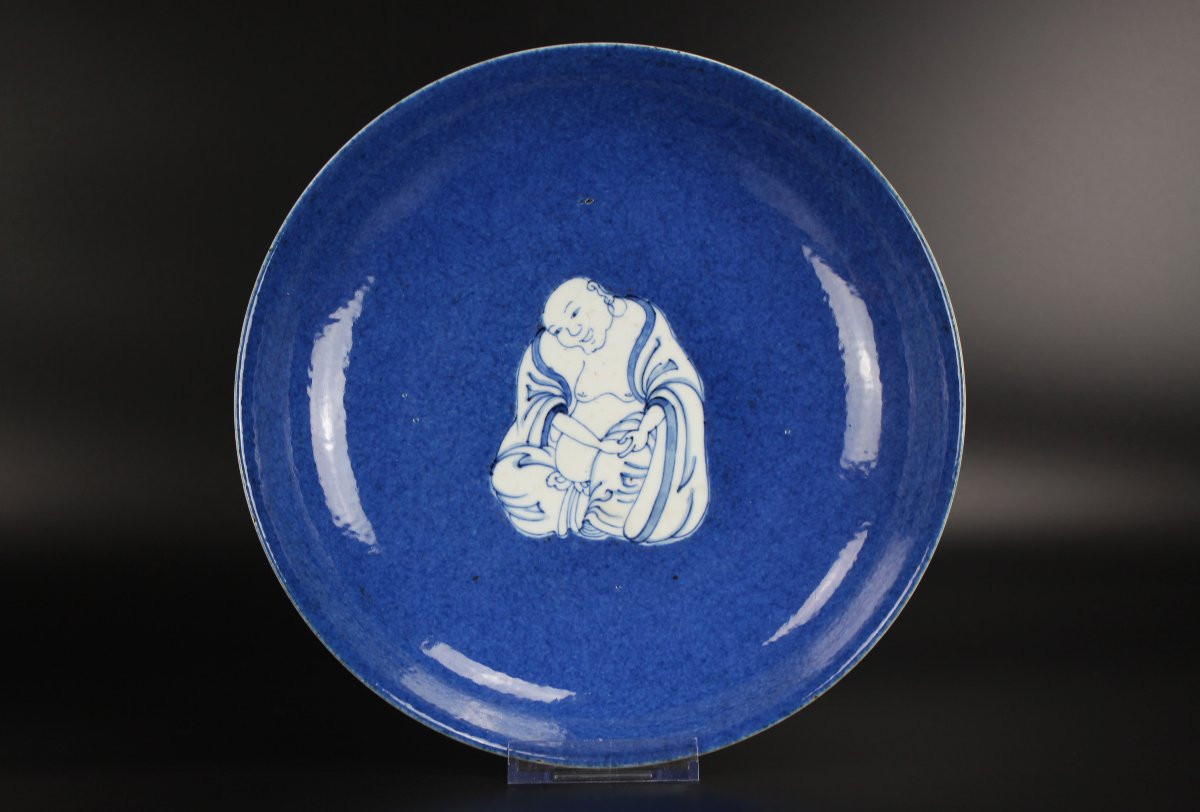 Plat Budai en porcelaine chinoise à fond bleu poudré et à décor bleu et blanc, dynastie Qing-photo-2