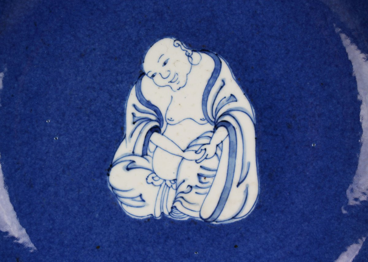 Plat Budai en porcelaine chinoise à fond bleu poudré et à décor bleu et blanc, dynastie Qing-photo-3