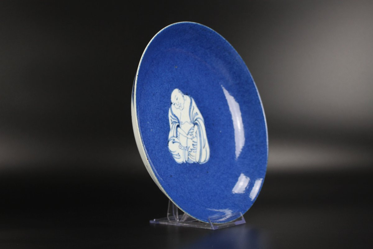 Plat Budai en porcelaine chinoise à fond bleu poudré et à décor bleu et blanc, dynastie Qing-photo-4