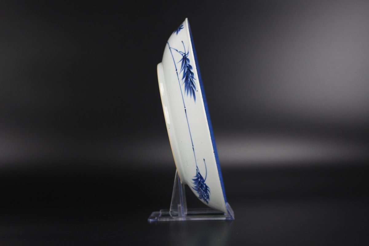 Plat Budai en porcelaine chinoise à fond bleu poudré et à décor bleu et blanc, dynastie Qing-photo-1