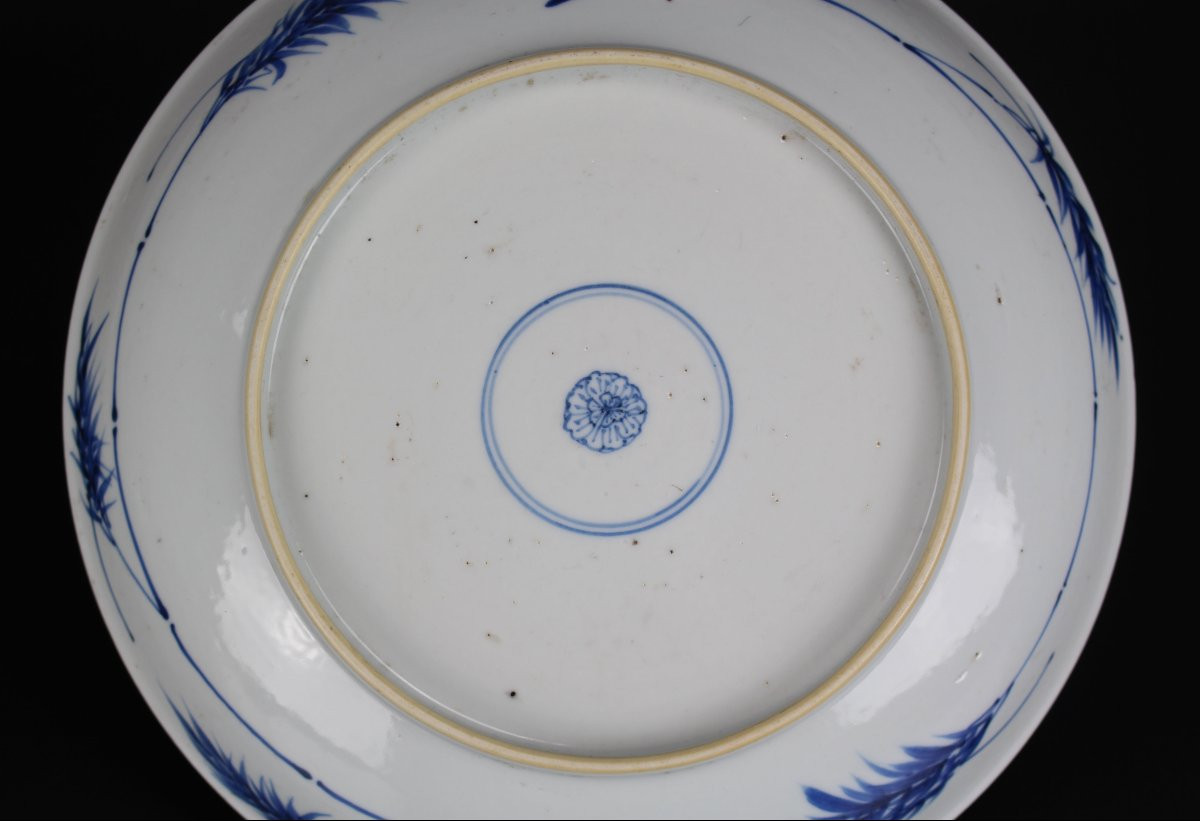 Plat Budai en porcelaine chinoise à fond bleu poudré et à décor bleu et blanc, dynastie Qing-photo-3