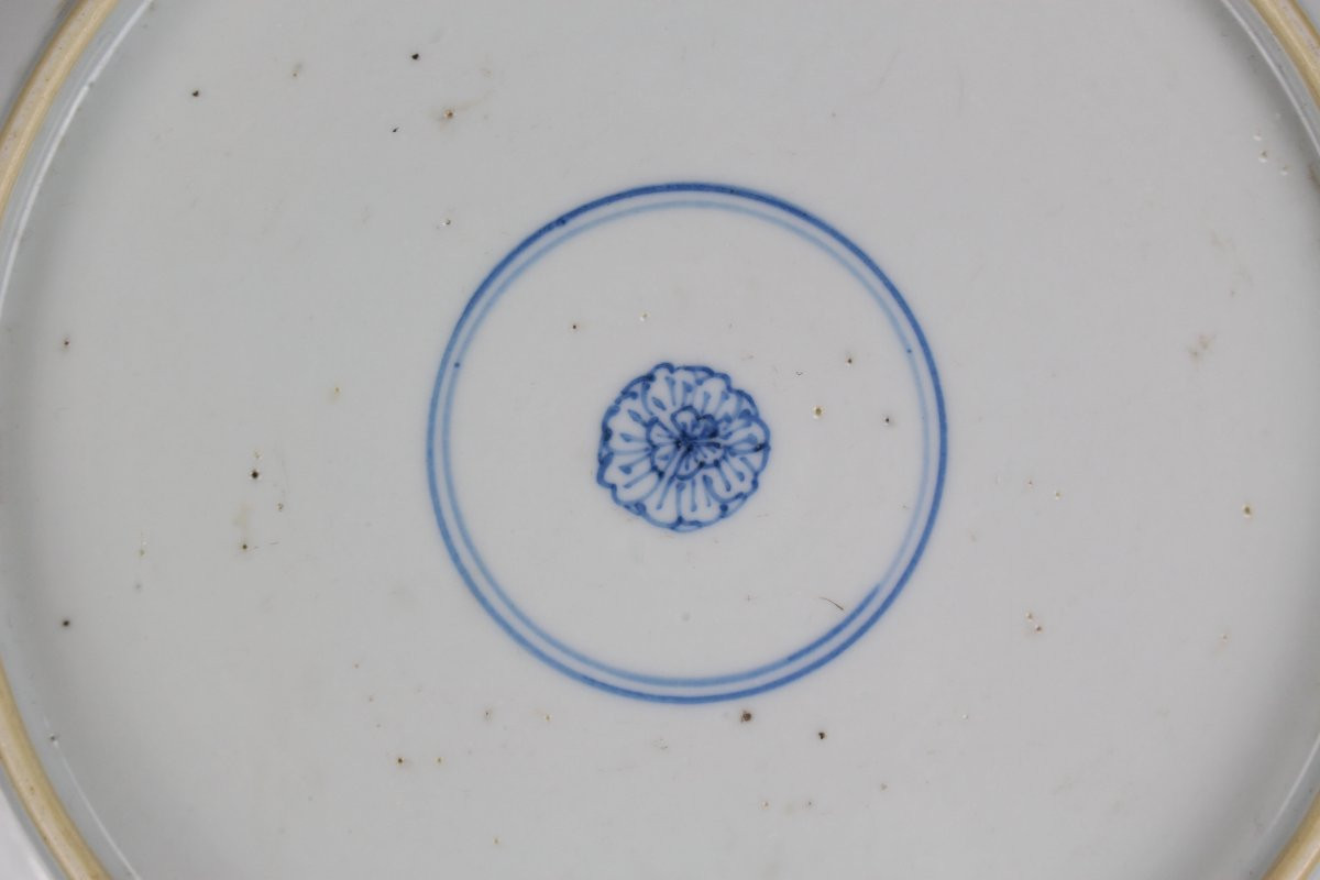 Plat Budai en porcelaine chinoise à fond bleu poudré et à décor bleu et blanc, dynastie Qing-photo-4