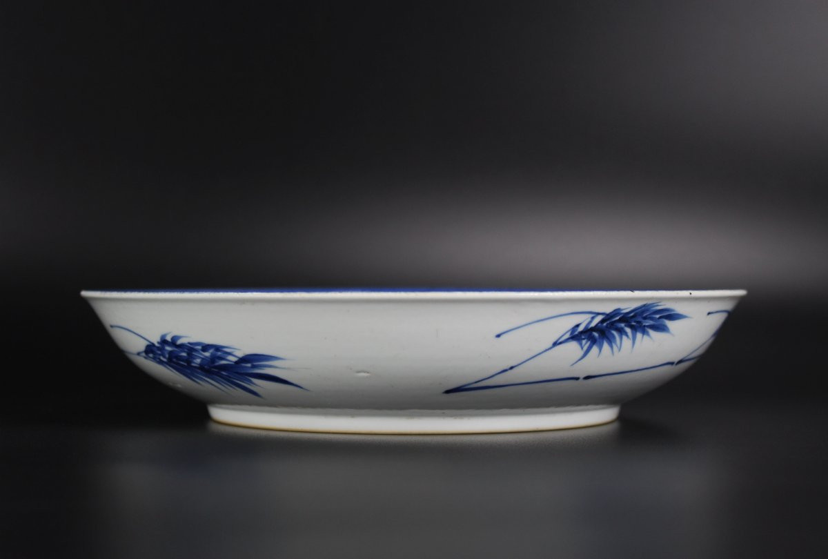 Plat Budai en porcelaine chinoise à fond bleu poudré et à décor bleu et blanc, dynastie Qing-photo-5