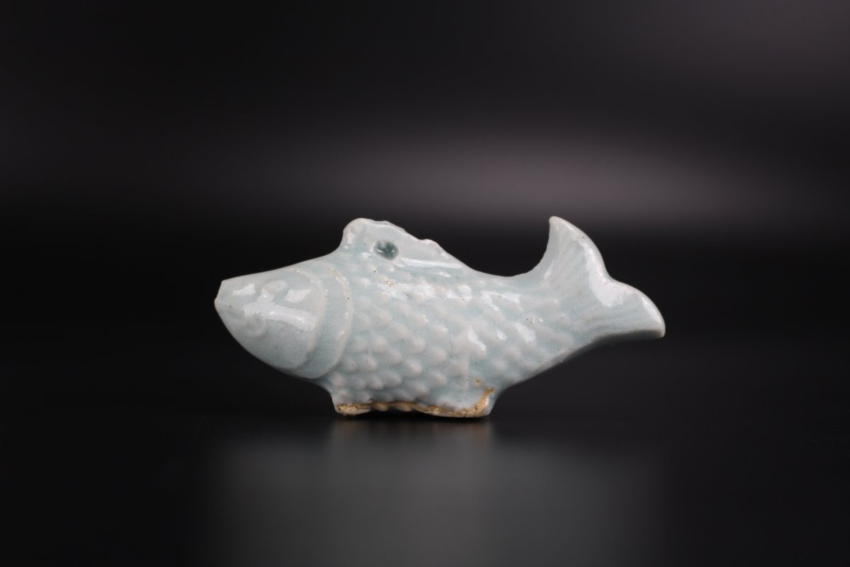 Compte-gouttes en porcelaine chinoise Qingbai, en forme de poisson, dynastie Yuan (1279-1368)-photo-1