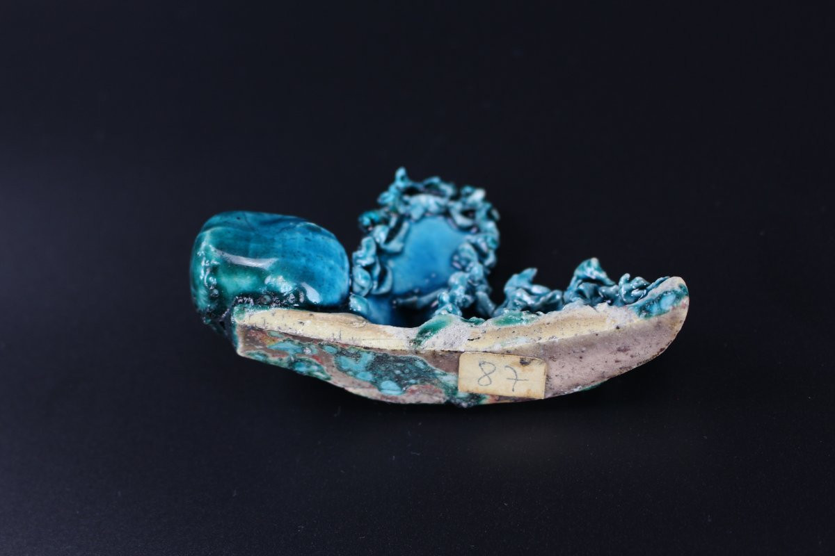 Chinese Porcelain Brush Rest With Turquoise Glaze, "mountain And Peach" Decoration, Kangxi-photo-5