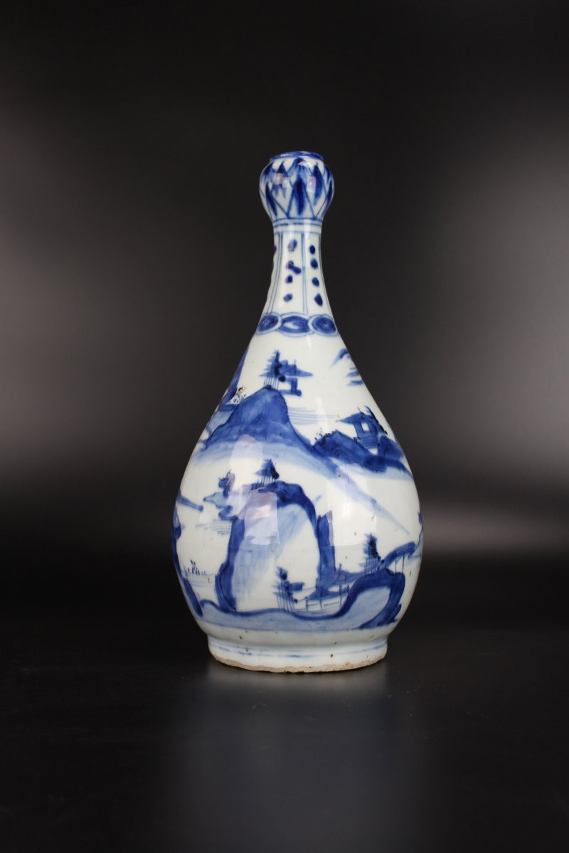 A Chinese Porcelain Blue And White Chinese Bottle Vase, Ming Dynasty, Wanli Period-photo-2