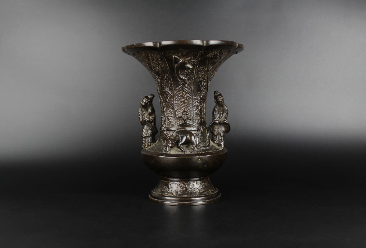 Vase en bronze japonais, époque Edo (1603-1868), première moitié du XVIIe siècle ou XIXe siècle
