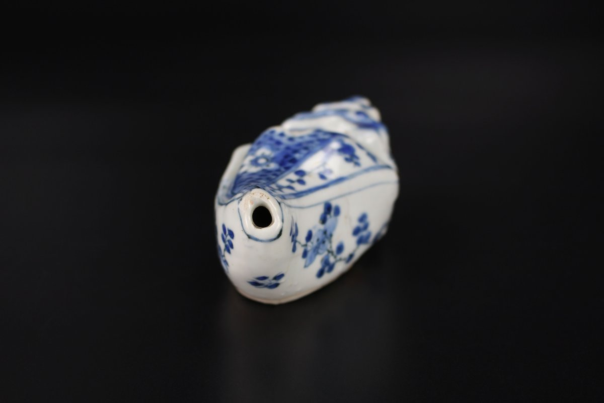 A Chinese Porcelain Blue And White Conch-shaped Water Dropper, Ming Dynasty, Wanli Period-photo-1