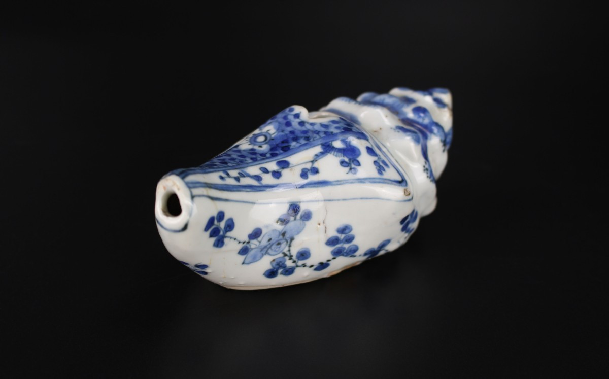 A Chinese Porcelain Blue And White Conch-shaped Water Dropper, Ming Dynasty, Wanli Period