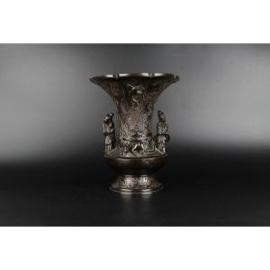 Vase en bronze japonais, époque Edo (1603-1868), première moitié du XVIIe siècle ou XIXe siècle