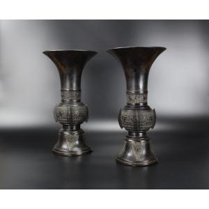 Paire de vases archaïques chinois en bronze de style « Gu », XVIIe-XVIIIe siècle, Ming / Qing