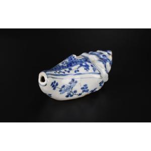 Compte-gouttes en porcelaine chinoise bleue et blanche en forme de conque, dynastie Ming, Wanli