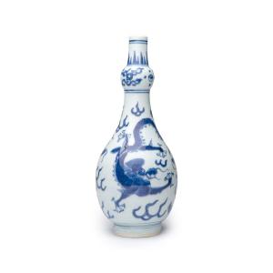 Vase chinois bleu et blanc à décor de « dragon », période Shunzhi (1644-1661)