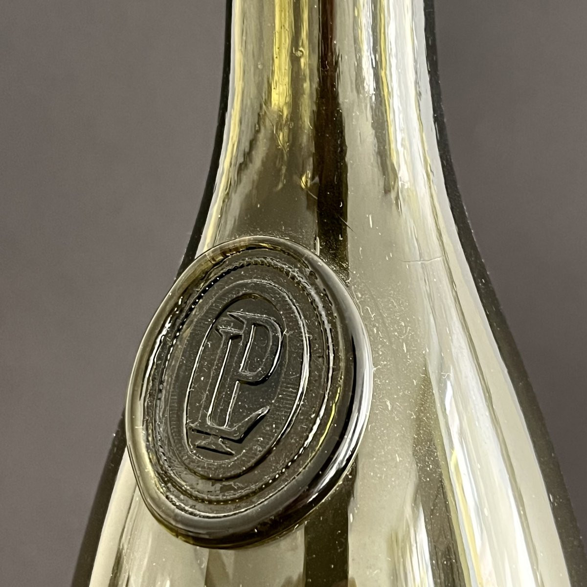 Bouteille de vin en verre de la cave du roi Louis-Philippe cachetée - Restauration XIXe - Royal-photo-2