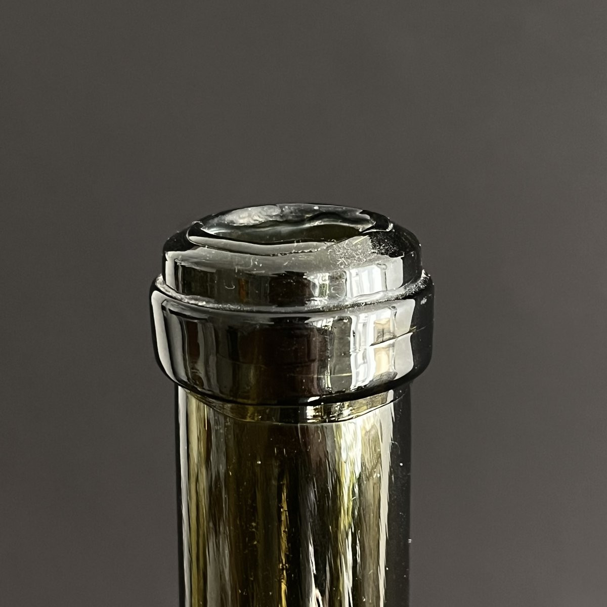 Bouteille de vin en verre de la cave du roi Louis-Philippe cachetée - Restauration XIXe - Royal-photo-1