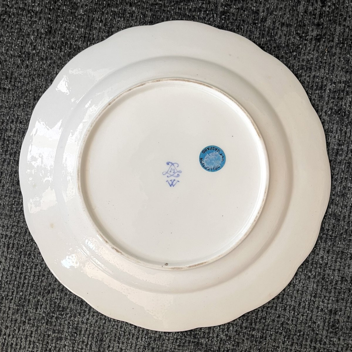 Deux assiettes en porcelaine tendre de la manufacture Royale de Sèvres à décor de fleurs XVIIIe-photo-2