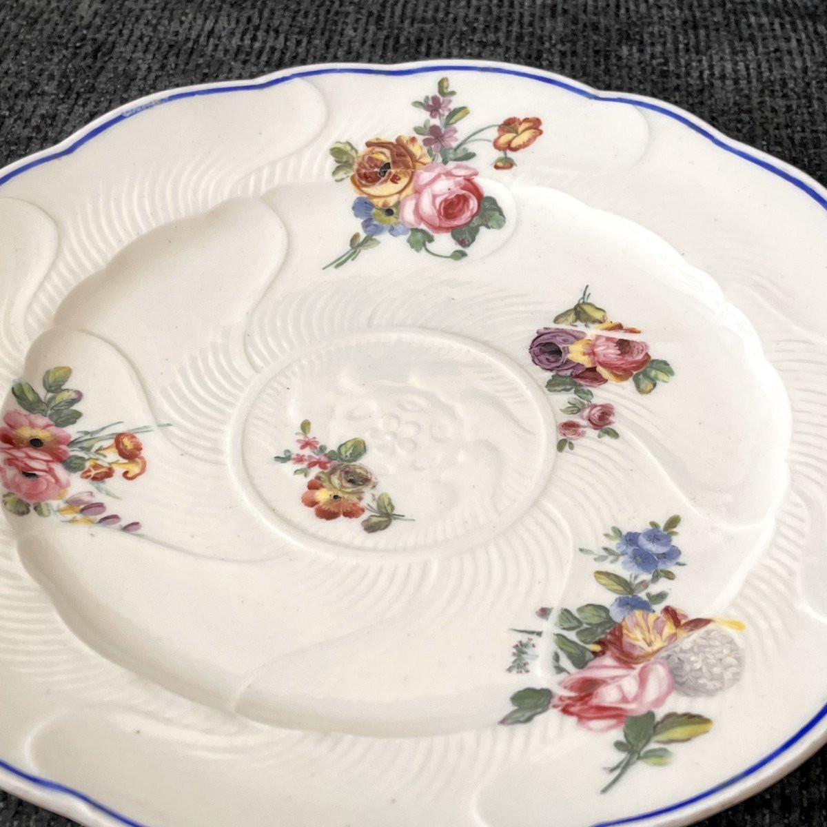 Deux assiettes en porcelaine tendre de la manufacture Royale de Sèvres à décor de fleurs XVIIIe-photo-4