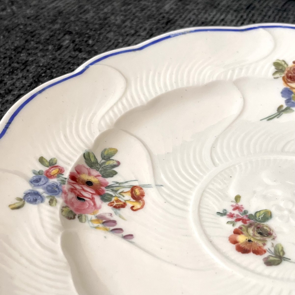 Deux assiettes en porcelaine tendre de la manufacture Royale de Sèvres à décor de fleurs XVIIIe-photo-5