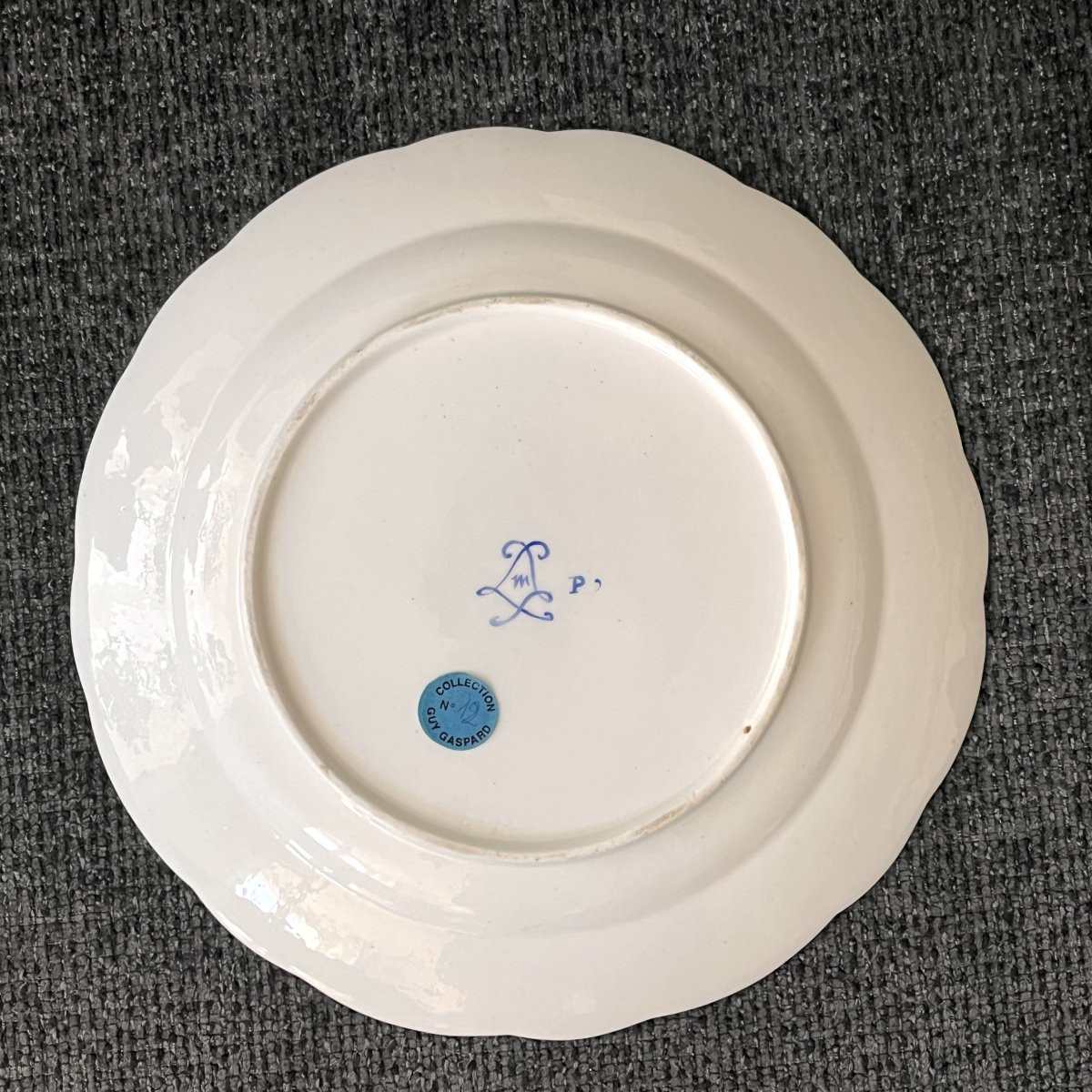 Deux assiettes en porcelaine tendre de la manufacture Royale de Sèvres à décor de fleurs XVIIIe-photo-6