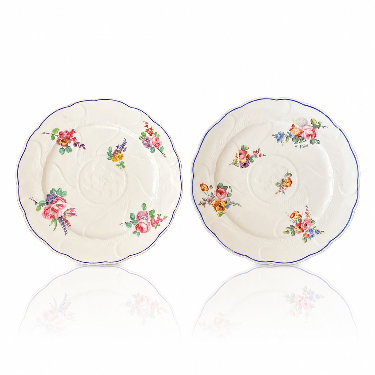 Deux assiettes en porcelaine tendre de la manufacture Royale de Sèvres à décor de fleurs XVIIIe