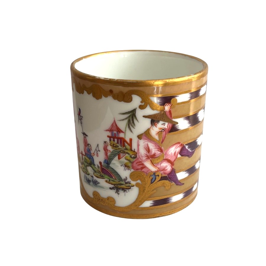 Tasse de la Manufacture Royale de Sèvres,  décor aux chinois et étoffe chinée - XVIIIe siècle-photo-2