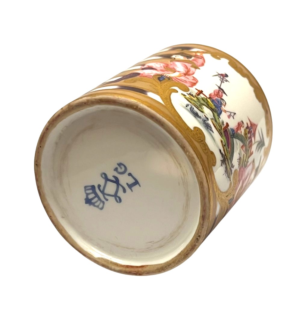 Tasse de la Manufacture Royale de Sèvres,  décor aux chinois et étoffe chinée - XVIIIe siècle-photo-3