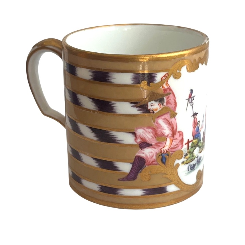Tasse de la Manufacture Royale de Sèvres,  décor aux chinois et étoffe chinée - XVIIIe siècle-photo-1