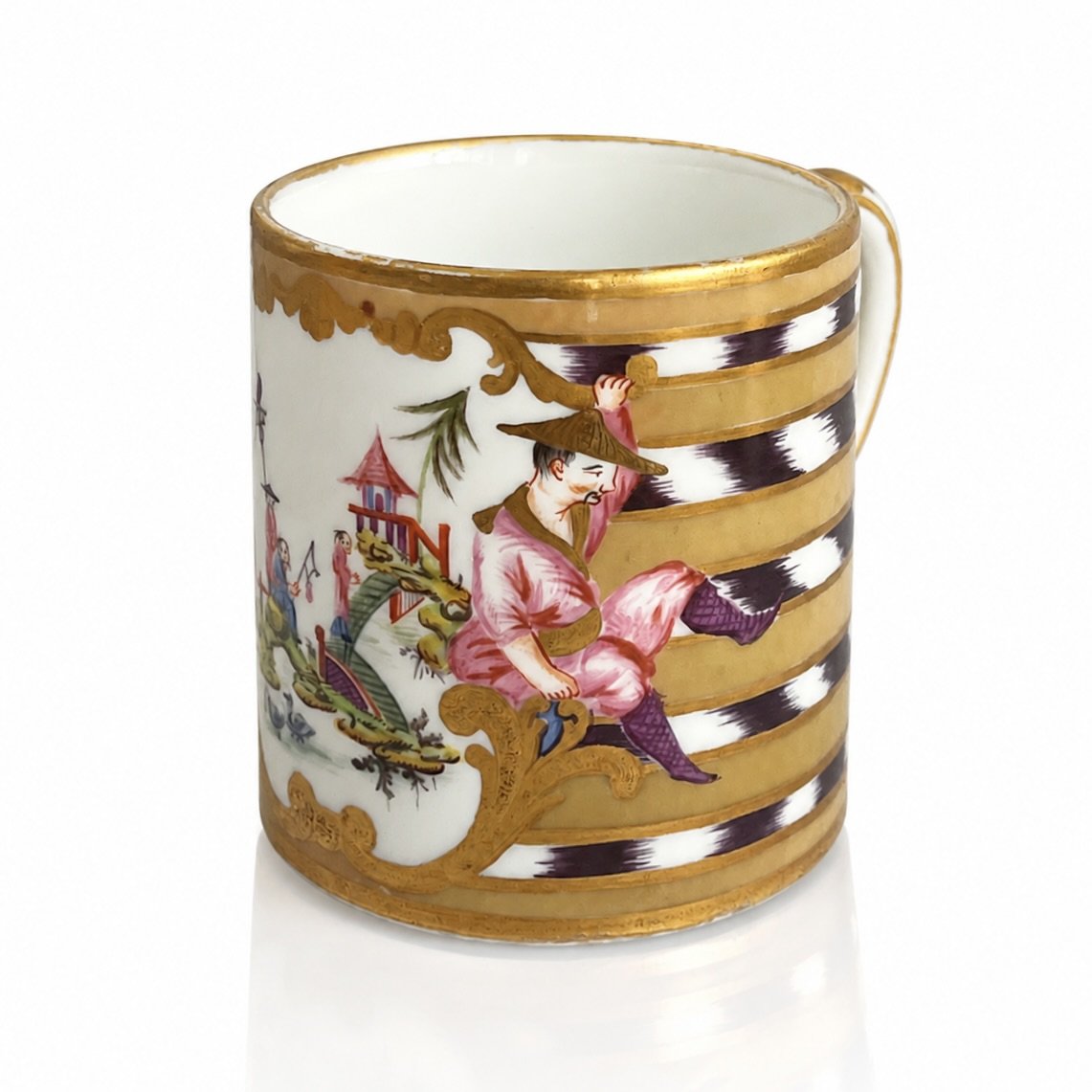 Tasse de la Manufacture Royale de Sèvres,  décor aux chinois et étoffe chinée - XVIIIe siècle