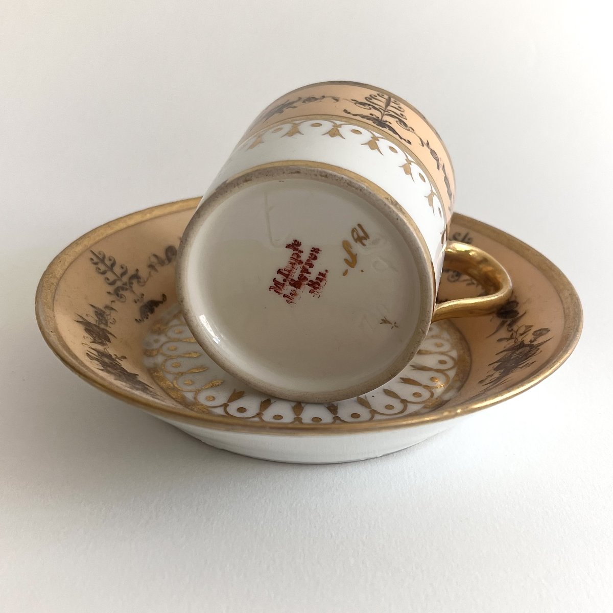 Tasse en porcelaine de Sèvres époque Empire, décor de volubilis sur fond nankin-photo-3