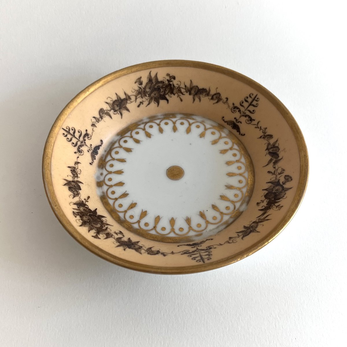 Tasse en porcelaine de Sèvres époque Empire, décor de volubilis sur fond nankin-photo-1