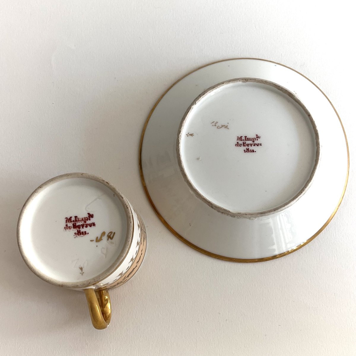 Tasse en porcelaine de Sèvres époque Empire, décor de volubilis sur fond nankin-photo-2