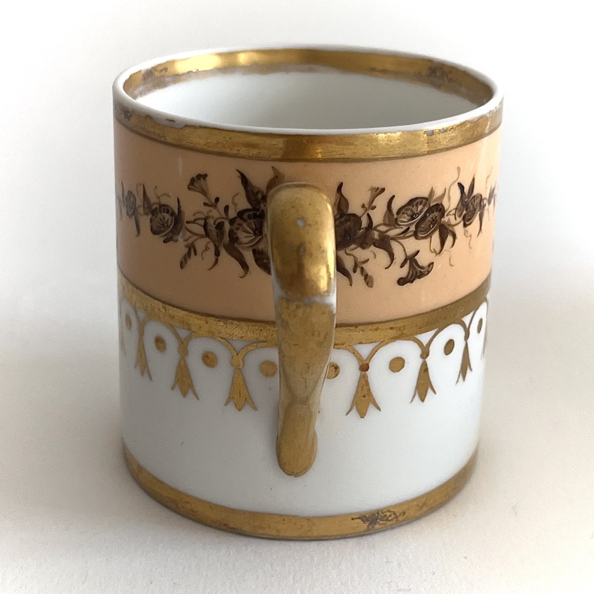Tasse en porcelaine de Sèvres époque Empire, décor de volubilis sur fond nankin-photo-3