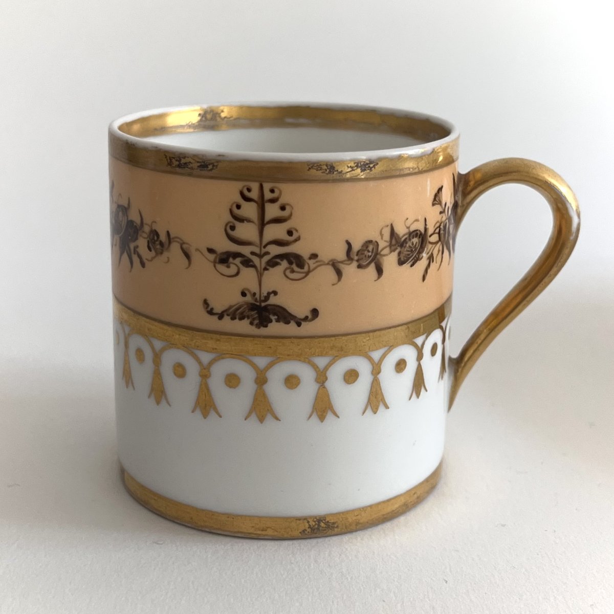 Tasse en porcelaine de Sèvres époque Empire, décor de volubilis sur fond nankin-photo-5