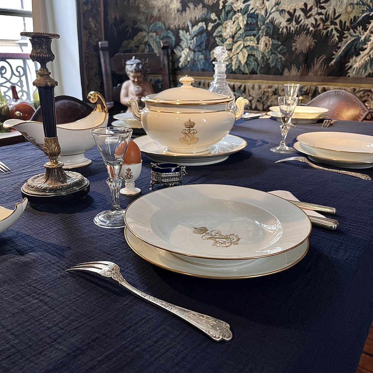 A la table de l'Empereur Napoléon III, service pour 12 personnes en porcelaine de Sèvres XIXe-photo-3