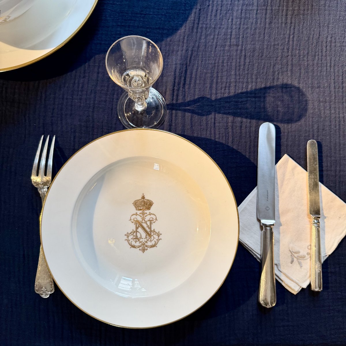 A la table de l'Empereur Napoléon III, service pour 12 personnes en porcelaine de Sèvres XIXe-photo-4