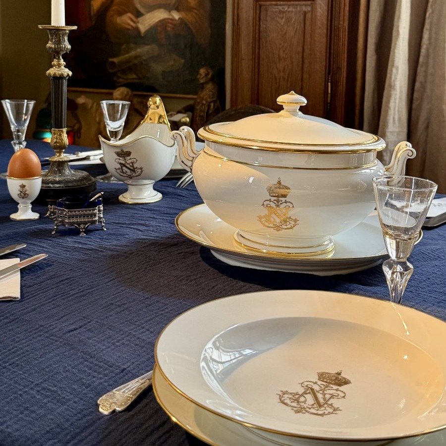 A la table de l'Empereur Napoléon III, service pour 12 personnes en porcelaine de Sèvres XIXe-photo-2