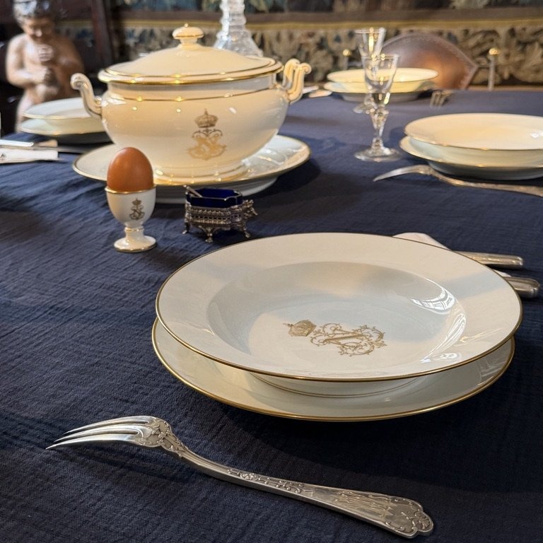 A la table de l'Empereur Napoléon III, service pour 12 personnes en porcelaine de Sèvres XIXe