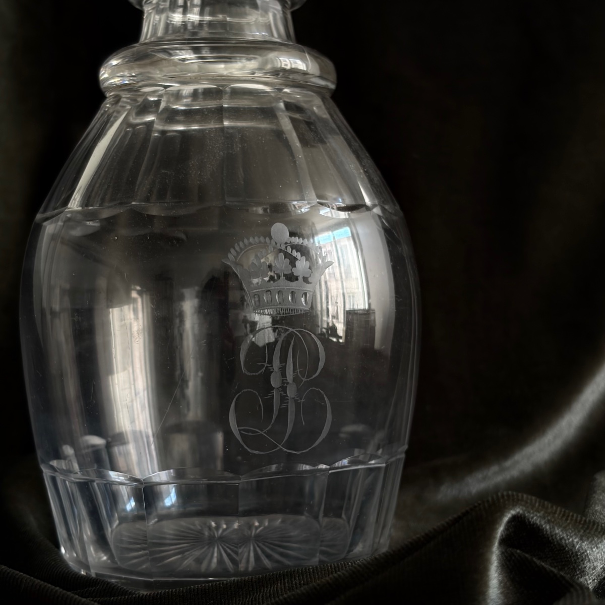 A Decanter From King Louis-philippe's Service, Made Of Cut Crystal And Engraved With The Royal Cipher-photo-2