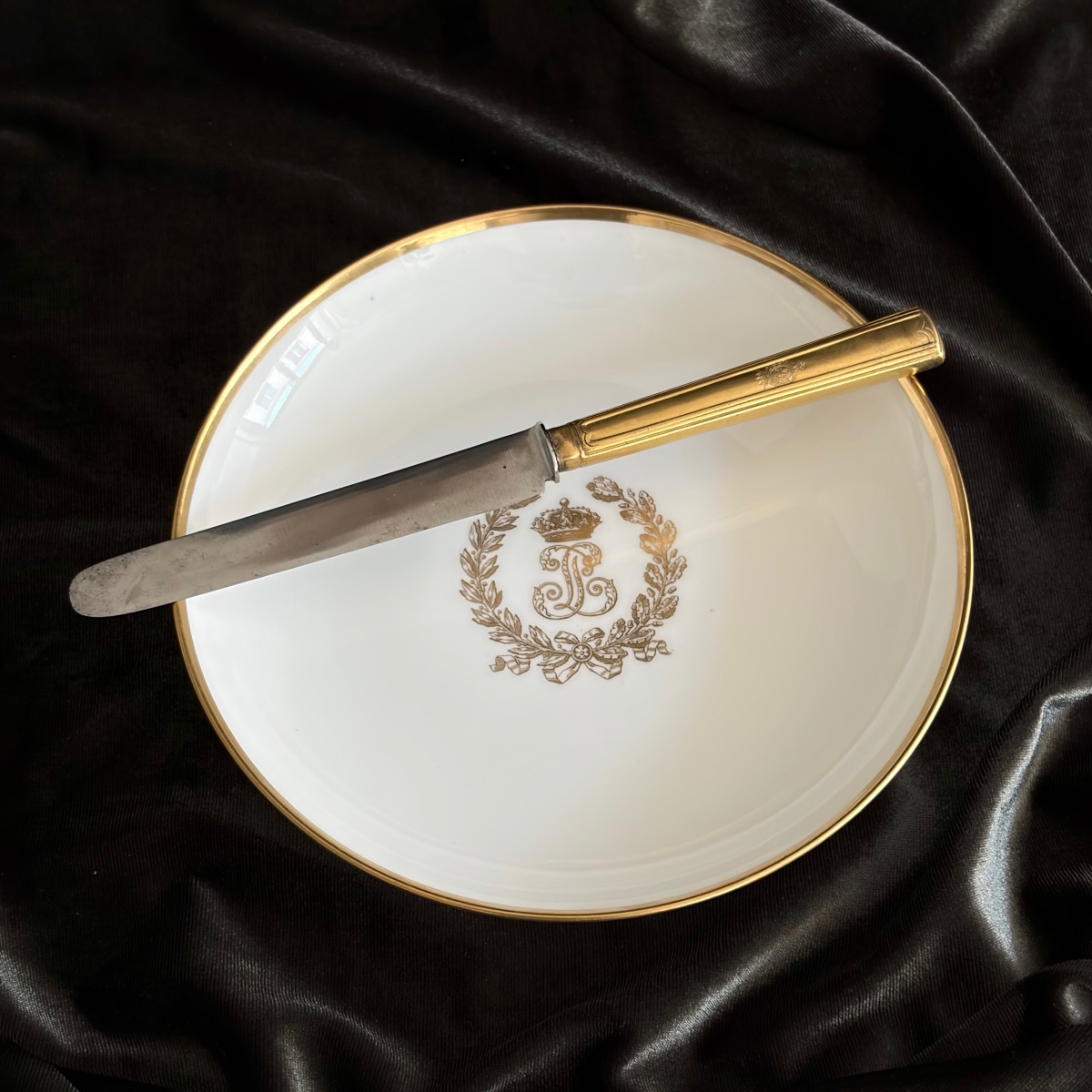 Couteaux à dessert du roi Louis-Philippe au Château d’Eu par Christofle gravés aux armes-photo-2