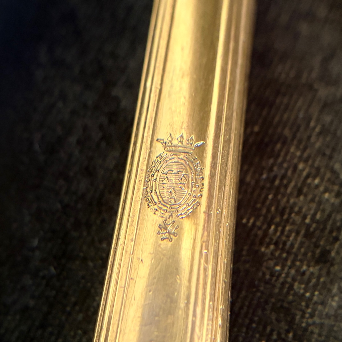 Couteaux à dessert du roi Louis-Philippe au Château d’Eu par Christofle gravés aux armes