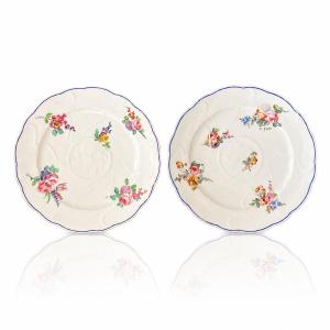 Deux assiettes en porcelaine tendre de la manufacture Royale de Sèvres à décor de fleurs XVIIIe