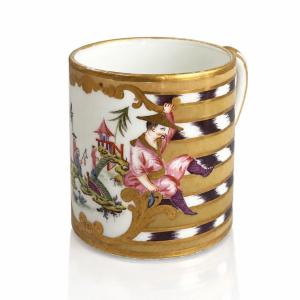 Tasse de la Manufacture Royale de Sèvres,  décor aux chinois et étoffe chinée - XVIIIe siècle