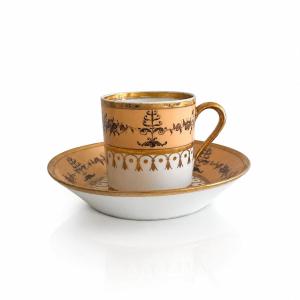 Tasse en porcelaine de Sèvres époque Empire, décor de volubilis sur fond nankin